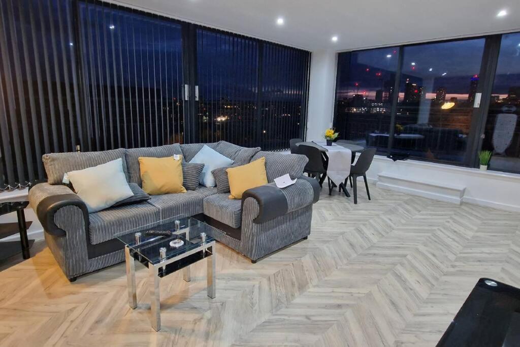 Penthouse - Amazing City Skyline Views - Free Parking - Balcony - Utilita Arena - New St Station - Bullring Shopping Birmingham Bagian luar foto