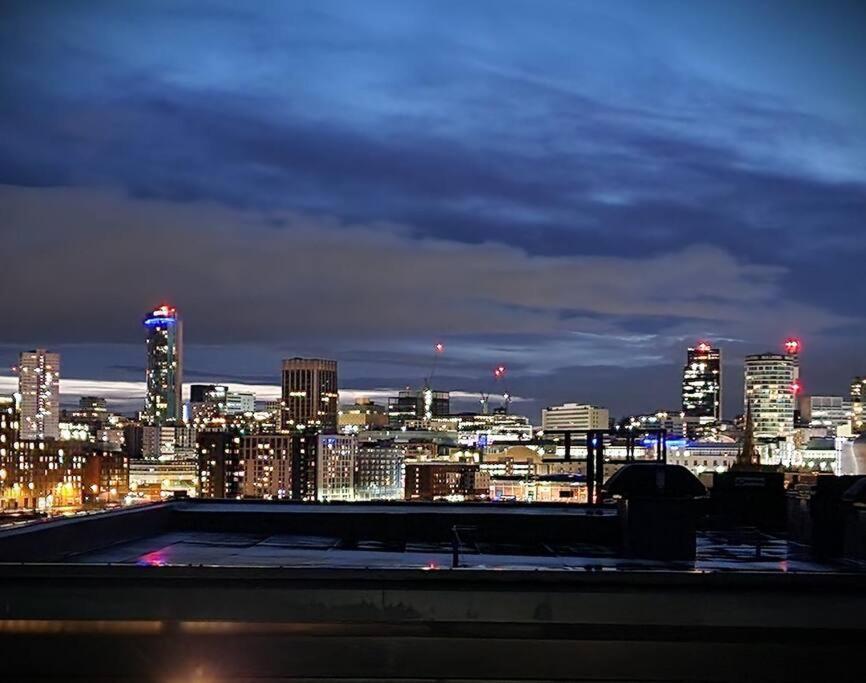 Penthouse - Amazing City Skyline Views - Free Parking - Balcony - Utilita Arena - New St Station - Bullring Shopping Birmingham Bagian luar foto