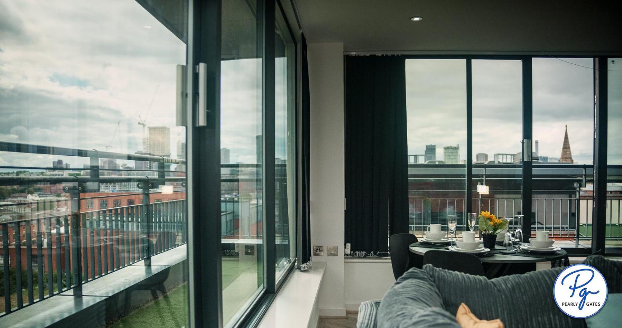 Penthouse - Amazing City Skyline Views - Free Parking - Balcony - Utilita Arena - New St Station - Bullring Shopping Birmingham Bagian luar foto